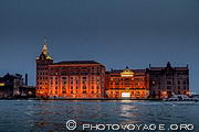 L'H&ocirc;tel Hilton Molino Stucky est situ&eacute; sur l'&icirc;le de la Giudecca et occupe un ancien site industriel de style neo-gothique. En 1895, les Moulins Stucky employaient 1500 ouvriers, fonctionnaient jour et nuit et sortaient 2500 quintaux de farine par jour.