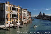 Vue la plus célèbre de Venise prise depuis le pont de l'Accademia. 
Sur la gauche du Grand canal, la façade jaune est le Palazzo Cavalli-Franchetti et le dome dans le fond est celui de l'église Notre Dame de la Salute.