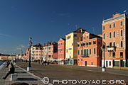 La Riva dei Sette Martiri est une longue promenade le long du bassin de San 
  Marco, entre la Piazza San Marco et les Giardini (jardins publics). Elle est 
  bord&eacute;e de jolies maisons color&eacute;es.
