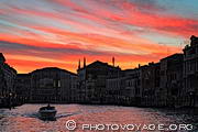 Ciel s'embrasant au coucher de soleil au dessus du grand canal.