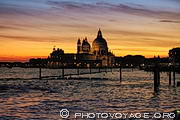 Magnifique coucher de soleil sur le bassin de Saint Marc (bacino di San Marco), 
  l'&eacute;glise de la Salute et la pointe de la douane (Punta della Dogana)