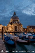 Gondoles à quai pour la nuit devant la basilique Santa Maria della Salute 
sur le Grand canal