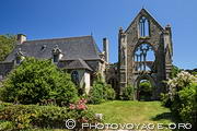 De l'église de l'abbaye de Beauport située à Paimpol 
dans les Côtes-d'Armor, il ne reste que des murs en ruine percés de larges 
fenêtres gothiques.