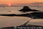Passage à gué vers l'île du Grand Bé au coucher du 
soleil vu depuis les remparts de Saint Malo. Un fort est érigé sur 
l'île du Petit Bé.