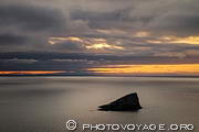 Le soleil se couche dans la mer au large du cap Fréhel et il n'y a que 
ce rocher pointu caractéristique pour agrémenter l'horizon. Ce gros rocher en forme de coin s'appelle l'Amas du Cap.