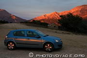 Opel Astra et coucher du soleil au col de Scalella - Bocca di Scaledda