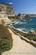un escalier permet de descendre au pied des falaises de Bonifacio vers la minuscule plage de Sutta Rocca
