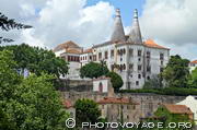 le palais national de Sintra se reconnait à ses deux étranges cheminées