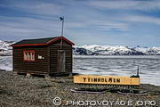 Début juin, le lac de Tyin est encore gelé. Le traineau sur la berge sert à rallier le village de Tyinholmen de l'autre côté du lac.