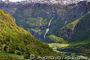La route touristique Aurlandsvegen (aussi appelée Borgavegen) descend de manière vertigineuse sur Aurland et son fjord. La cascade visible sur la rive d'en face est Flugandefossen qui chute de plus de 100 mètres dans le Aurlandsfjord.