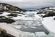 Lac Skjelingavatnet pris dans les glaces vu depuis la route Rv13 entre Vinje et Vik.