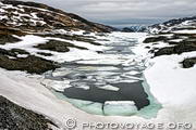 Le lac Skjelingavatnet est pris dans les glaces le long de la route Rv13 entre Vinje et Vik.