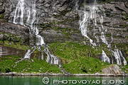 Bas de la cascade des 7 soeurs bordant le Geirangerfjord