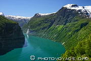 Geirangerfjord et la cascade des 7 soeurs vus depuis le point de vue de Ornesvingen en haut de la Ornevegen, la route des aigles.