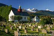 L'&eacute;glise Hen kirke est situ&eacute;e au fond de l'Isfjorden et date de 1831. Elle est class&eacute;e et entour&eacute;e d'un cimeti&egrave;re.
