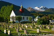 L'église Hen kirke est située au fond de l'Isfjorden et date de 1831. Elle est classée et entourée d'un cimetière.