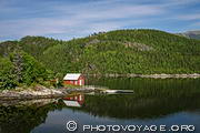 Cabane de pêcheur rouge au bord du fjord Indre Folda à proximité de Foldereid le long de la route 17