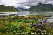Minuscule village de Bo sur le rivage de Flakstadpollen, un fjord int&eacute;rieur situ&eacute; au nord de l'&icirc;le de Flakstadoya aux Lofoten.