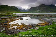 Paysage de l'&icirc;le Flakstadoya dans l'archipel des Lofoten
