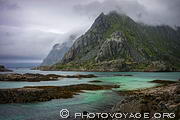 Falaises abruptes de l'&icirc;le Austvagoya plongeant dans la mer. Archipel des Lofoten.