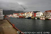 Le port de Henningsv&aelig;r, situ&eacute; au sud de l'&icirc;le d'Austvagoya, 
a &eacute;t&eacute; construit sur un groupe d'&icirc;les au pied d'une falaise surplombant la mer. Le village est reli&eacute; &agrave; l'&icirc;le principale 
par un pont.