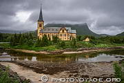 &Eacute;glise de V&aring;gan &agrave; Kabelv&aring;g, un village situ&eacute; &agrave; quelques kilom&egrave;tres 
au sud de Svolv&aelig;r sur les &icirc;les Lofoten