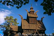 Le musée folklorique norvégien d'Oslo possède un magnifique exemple d'église en bois debout qui vient de Gol. Les dragons sur la toiture sont destinés à protéger le lieu saint des esprits du mal