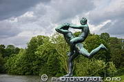 Homme courant en tenant un jeune garçon sur son dos. Sculpture en bronze de Gustav Vigeland exposée sur le pont du Vigeland Park à Oslo.