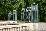 Sculptures et lanternes en bronze de Gustav Vigeland exposées sur le pont du Vigeland Park à Oslo.