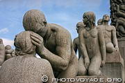 Sculptures en granit de Gustav Vigeland exposées autour du monolithe au Vigeland Park à Oslo.