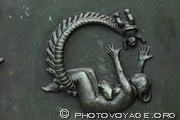 Dragon ou monstre marin arrachant un enfant du ventre de sa mère. Bas-relief en bronze de la fontaine du Vigeland Park à Oslo.