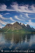 Reflet des montagnes de Hjelle dans le lac Oppstrynsvatnet