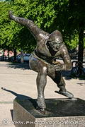 Statue du célèbre patineur de vitesse Hjalmar Andersen surnommé 
"Hjallis" né à Trondheim en 1923. Le sculpteur Per Ung 
s'est basé sur une photo de Hjallis prise en pleine action aux jeux Olympiques 
d'Oslo en 1952. Hjallis y avait remporté 3 médailles d'or.