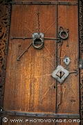 Porte en bois de la stavkirke de Torpo