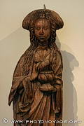 Statue en bois de Marie Madeleine exposée au musée historique d'Oslo