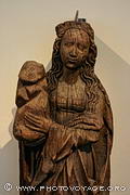 Statue en bois de Marie et Jesus exposée au musée historique d'Oslo