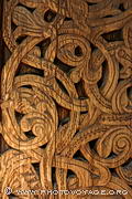 Détail d'un panneau en bois sculpté du portail de l'église en bois debout de Gol conservée au  musée folklorique norvégien d'Oslo