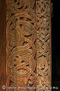Panneau en bois sculpté du portail de l'église en bois debout de Gol conservée au  musée folklorique d'Oslo