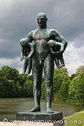 Homme portant deux enfants sous les bras. Sculpture en bronze de Gustav Vigeland exposée sur le pont du Vigeland Park à Oslo.
