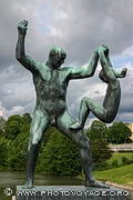 Homme soulevant une fillette d'un seul bras. Sculpture en bronze de Gustav Vigeland exposée sur le pont du Vigeland Park à Oslo.