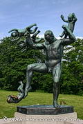 Homme exaspéré chassant 4 bébés. Sculpture en bronze de Gustav Vigeland exposée sur le pont du Vigeland Park à Oslo.