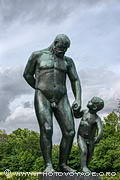 Vieil homme tenant un enfant par la main. Sculpture en bronze de Gustav Vigeland exposée sur le pont du Vigeland Park à Oslo.