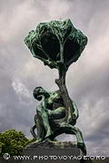 Femme pensive sous un arbre du cycle de la Vie. Sculpture en bronze de Gustav Vigeland exposée autour de la fontaine du Vigeland Park à Oslo.