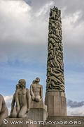 Sculptures en granit au pied du monolithe