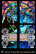 on reconnait le style Art Nouveau de Mucha dans ce vitrail de la cathédrale 
St Guy
