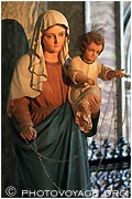 statue de la Vierge Marie et l'enfant Jésus